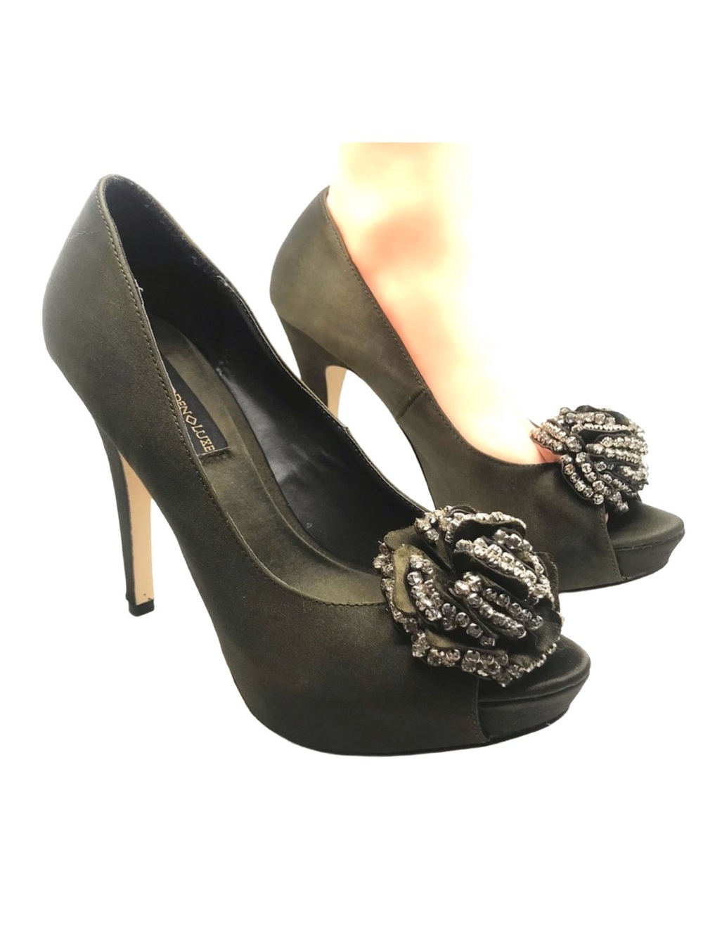 STEVE MADDEN LUXE "CROWN" OLIVE GREEN SATIN ROSETTE PLATFORM PUMPS (7.5M)